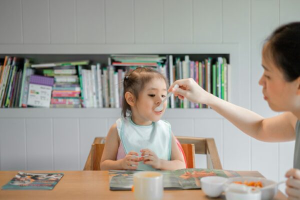 Parents should encourage structure and independence around food to support children's healthy eating