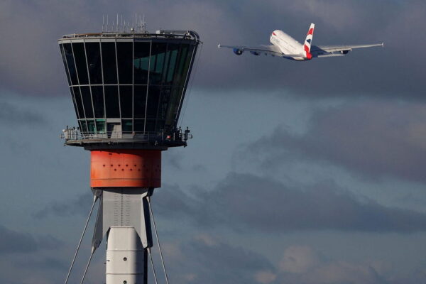Flights at UK airports hit by major technical issue - LocalNews8.com