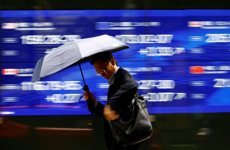 Yen firms as investors gird for political uncertainty