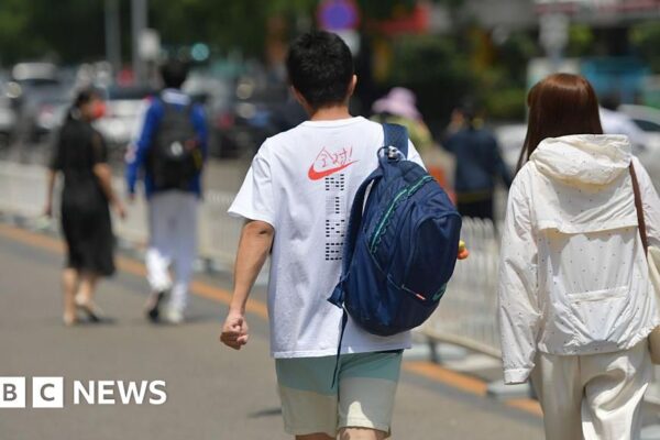 Chinese students sleep off heatwave in libraries and tents
