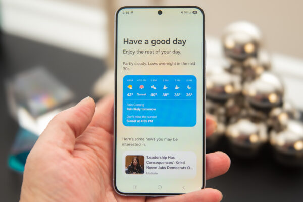 Samsung Galaxy S25 showing Now Briefing or whatever screen saying Have a good day
