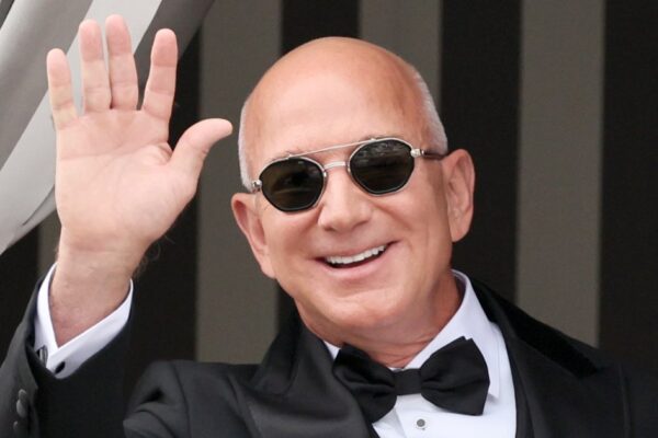Jeff Bezos Debuts New Hairstyle After Wedding With Lauren Sánchez Jeff Bezos Debuts New Hairstyle After Wedding With Lauren Sánchez