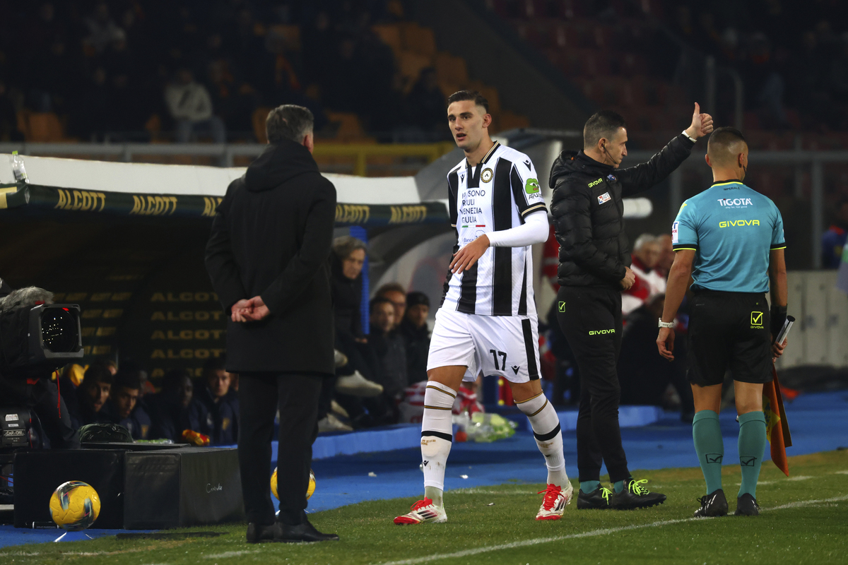 LECCE, ITALY - FEBRUARY 21: Head coach of Udinese Kosta Runjaic and Lorenzo Lucca of Udinese during the Serie A match between Lecce and Udinese at Stadio Via del Mare on February 21, 2025 in Lecce, Italy. (Photo by Maurizio Lagana/Getty Images)