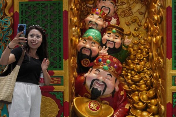Chinese economy grows at a 5.2% annual pace in April-June quarter despite trade war