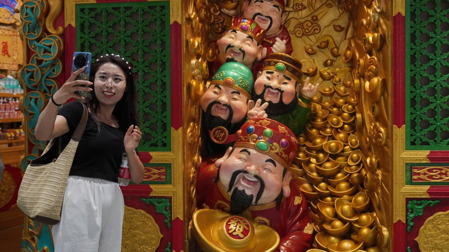 Chinese economy grows at a 5.2% annual pace in April-June quarter despite trade war