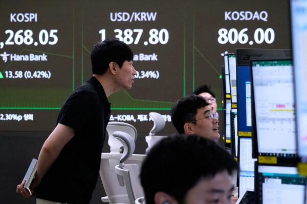 Asian shares are mixed after South Korea makes tariff deal and US stocks fall