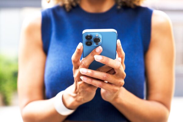 Mom Who Doesn't Own Smartphone Fears Her Kids Will ‘Miss Out’
