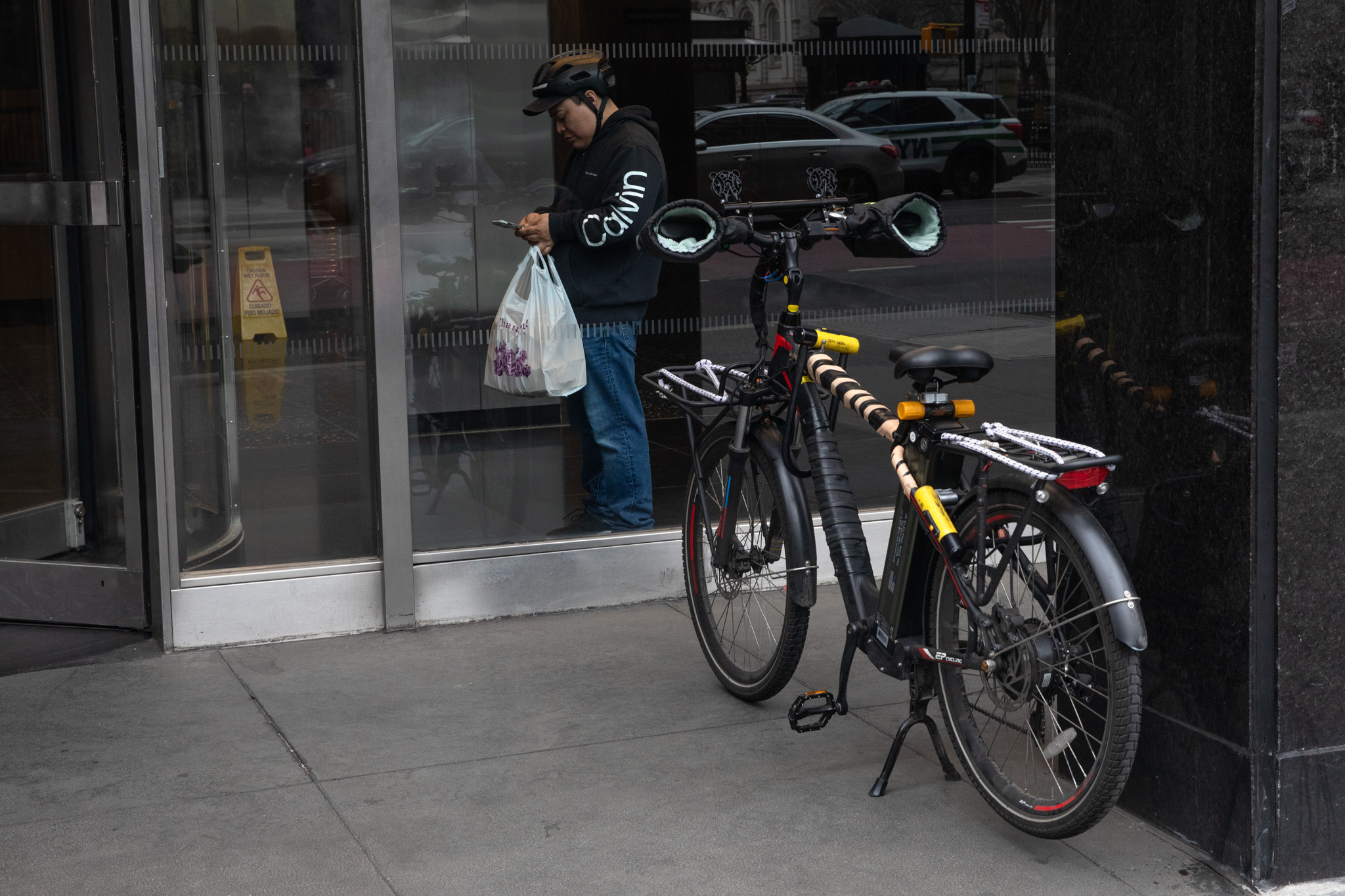 Apps Swarm to Kill Bill That Would Make Them Responsible for Delivery Cyclist Safety