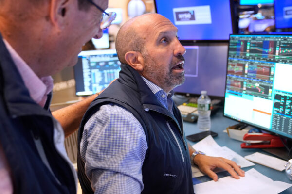 US stocks rally to records on hopes for cuts to interest rates
