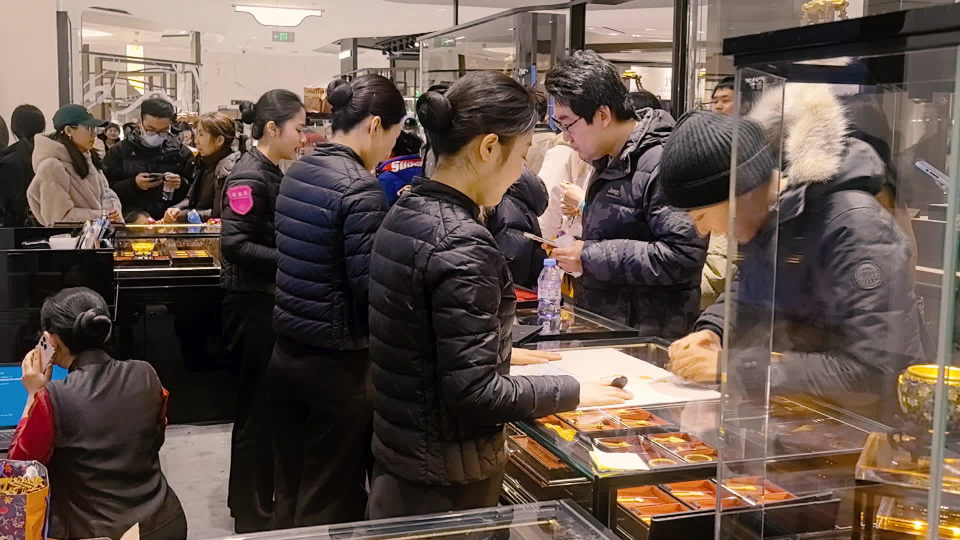 A Gold Jeweler Selling 'Royal' Designs Is Defying China's Economic Slump