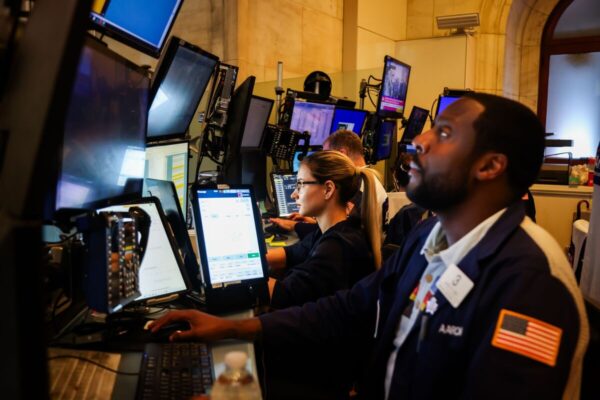 US Stocks Fall as Fed’s Preferred Inflation Gauge Remains Sticky