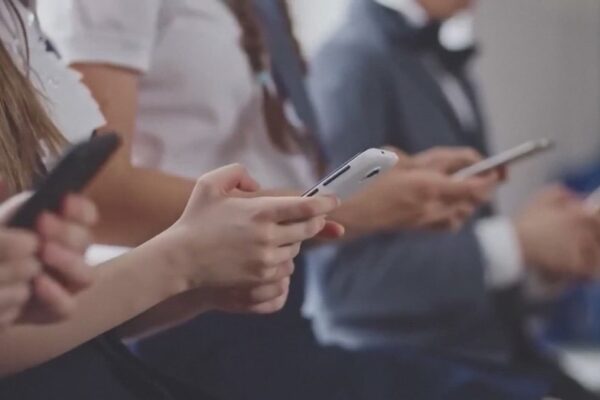 Arizona parents urged to discuss phone habits amid school ban
