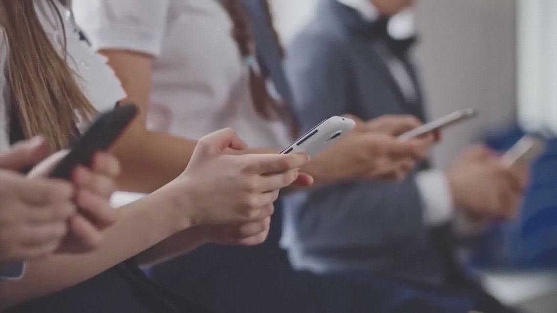 Arizona parents urged to discuss phone habits amid school ban