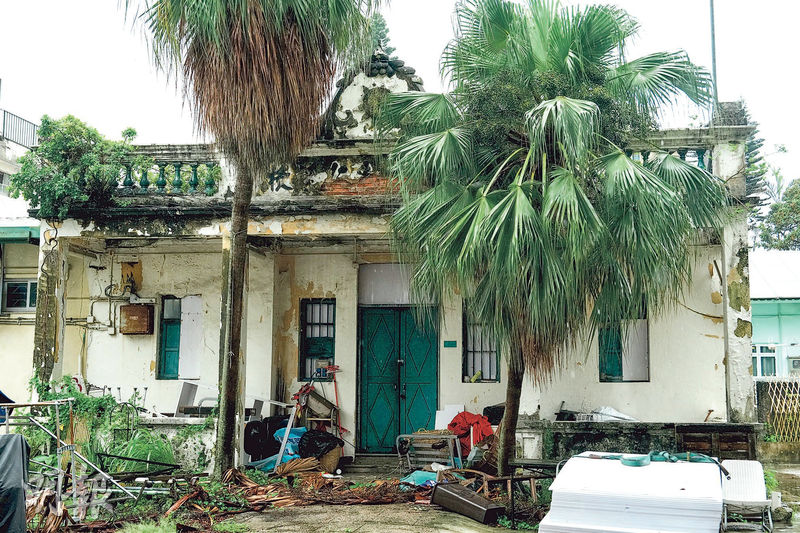 坪洲公立志仁學校已有90年歷史，坪洲鄉事委員會2021年向政府申請撥款修葺，但因部分校舍屬私人土地且未獲業主書面同意而遭拒。最終政府決定批准撥款，維修屬政府土地部分的建築。（楊柏賢攝）