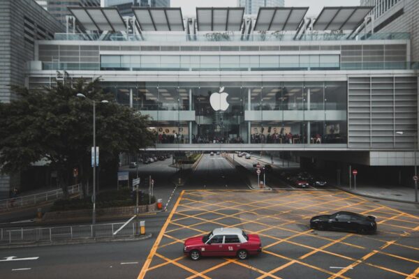 Jim Cramer Says “It’s Getting Ridiculous How the Market Now Hates Apple”