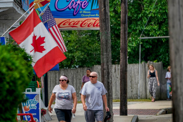 Tourist spots try to win back Canadian tourists