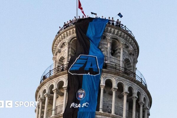 England women lift trophy