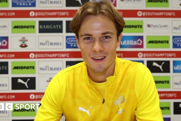 Caspar Jander signs his contract with Southampton