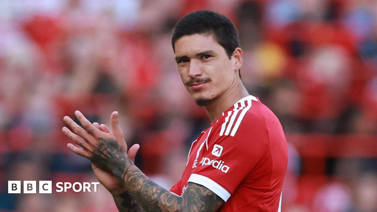 Maro Itoje with Lions fans