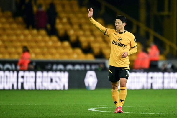 Wolverhampton Wanderers midfielder Hwang Hee-chan waves to fans after a Premier League match against Aston Villa at Molineux Stadium in Wolverhampton, England, on Feb. 1. [AFP/YONHAP]