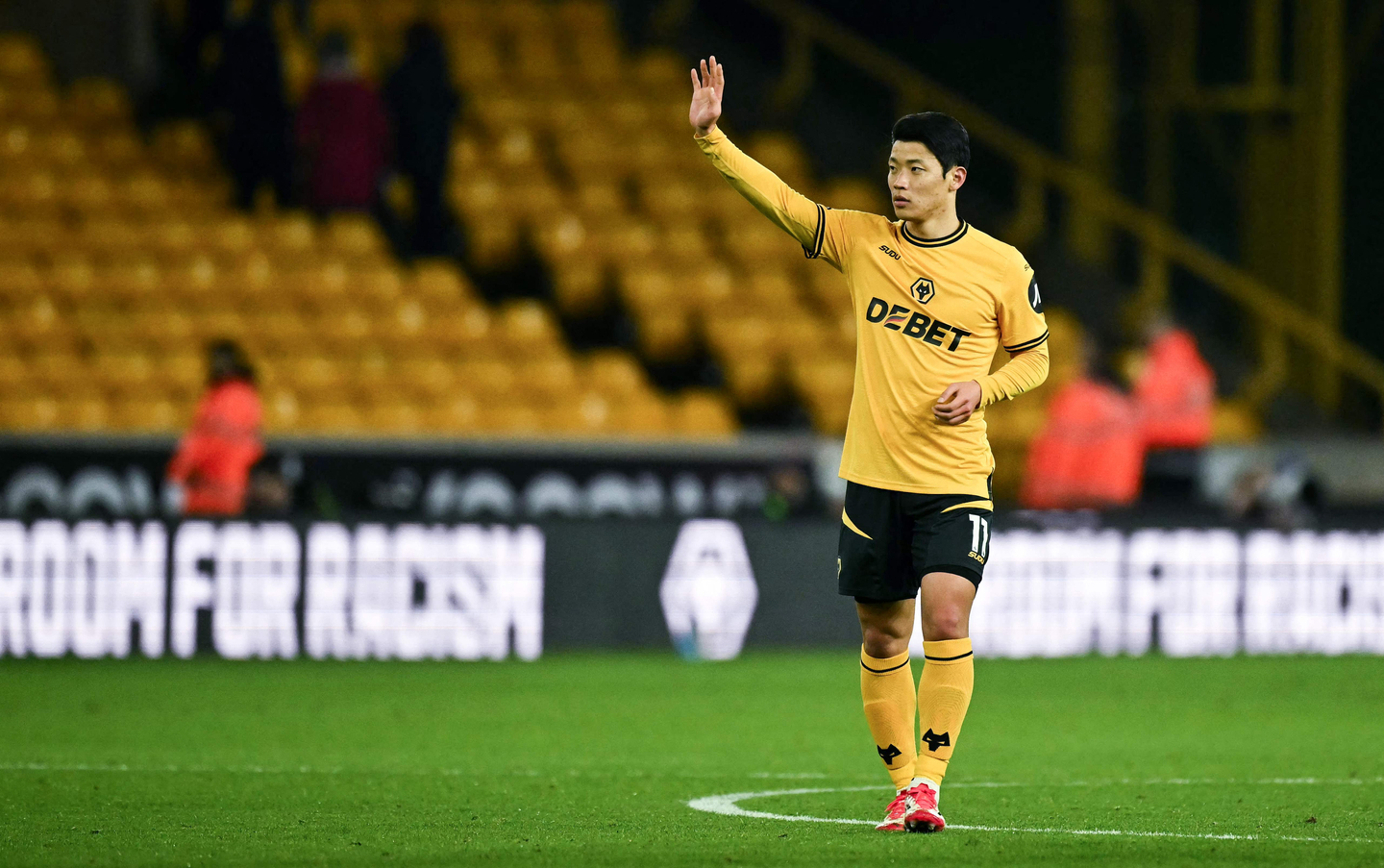Wolverhampton Wanderers midfielder Hwang Hee-chan waves to fans after a Premier League match against Aston Villa at Molineux Stadium in Wolverhampton, England, on Feb. 1. [AFP/YONHAP]