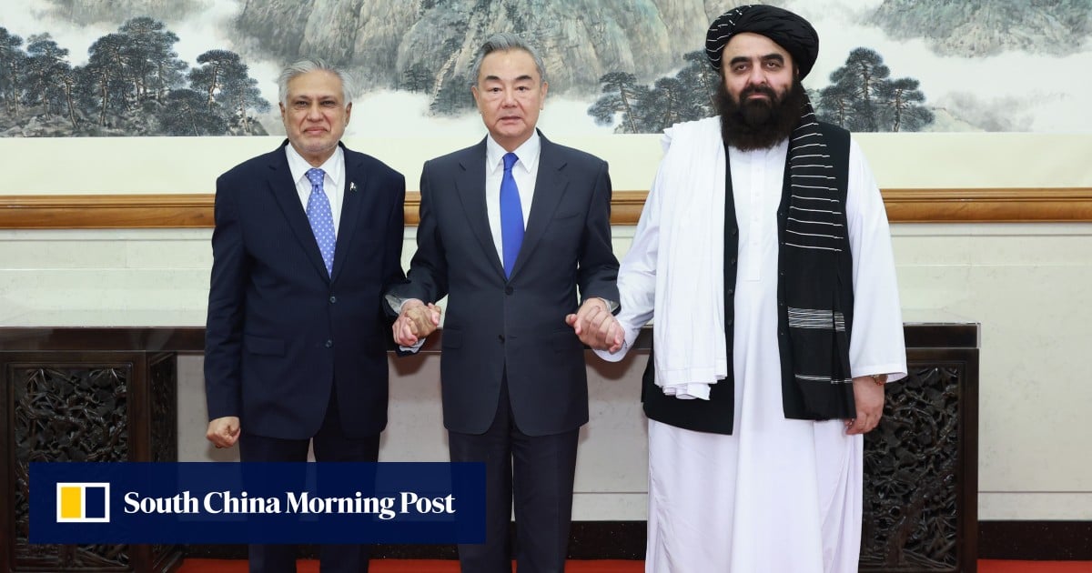 Chinese Foreign Minister visits Afghanistan for 3-way talks on Pakistan economic corridor
