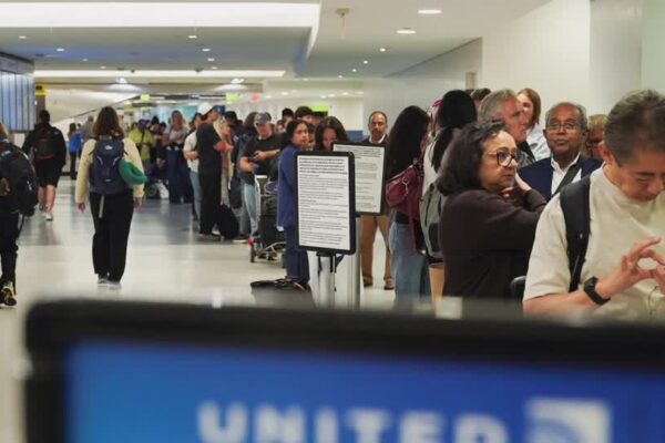 United Airlines flights resume after it resolves technology glitch Yahoo news home