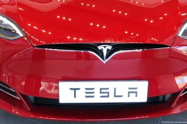 Elon Musk's Tesla ordered to pay $243 million over crash – DW – 08/02/2025