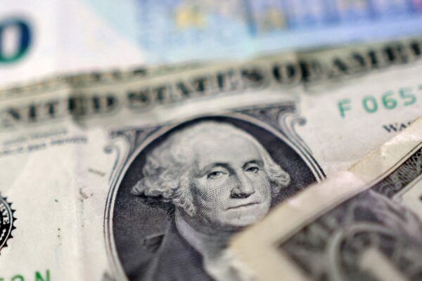 Dollar rises while global stock index falls; inflation and tariffs in focus