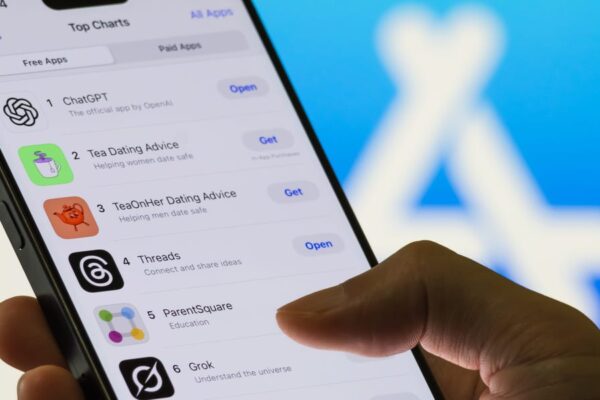 DeepSeek's No. 1 Ranking Pokes a Hole in Musk's Apple Criticism