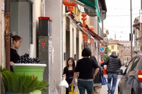 Chinese workers transform Italy's fast fashion hub – DW – 08/27/2025