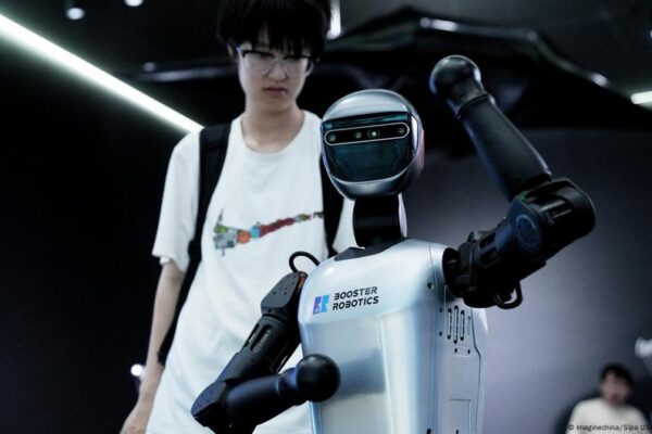 China's AI robots conquer retail – DW – 08/14/2025