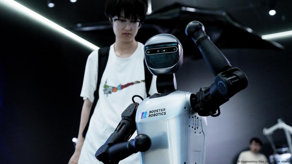 China's AI robots conquer retail – DW – 08/14/2025