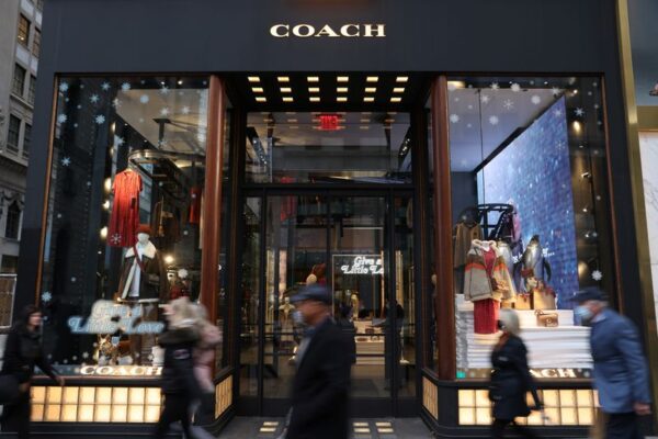 Tapestry forecasts annual profit below estimates on tariff pain, shares plunge