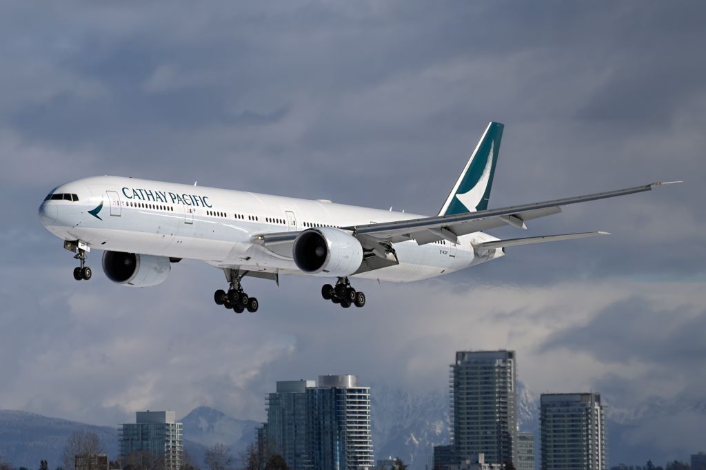Severe Weather Disrupts Cathay Pacific Flights to and from Hong Kong, New York, London, Tokyo, and Singapore: 8 Flights Cancelled, 152 Delayed