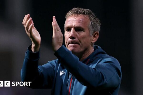 Wrexham boss Phil Parkinson applauds