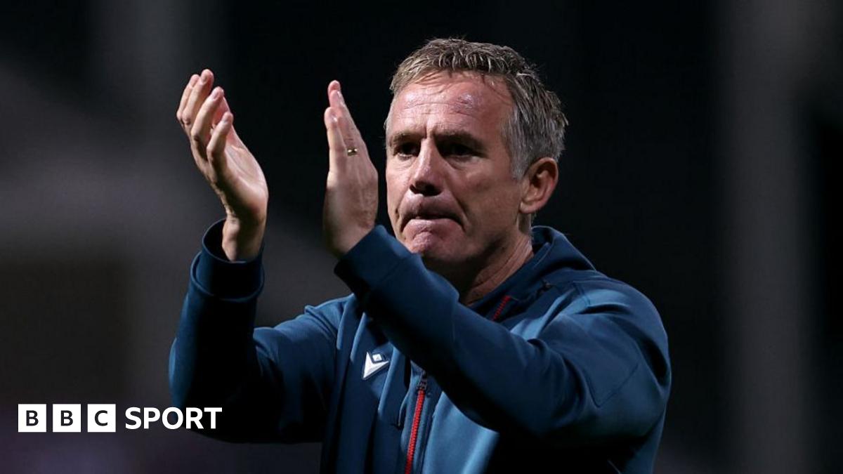 Wrexham boss Phil Parkinson applauds