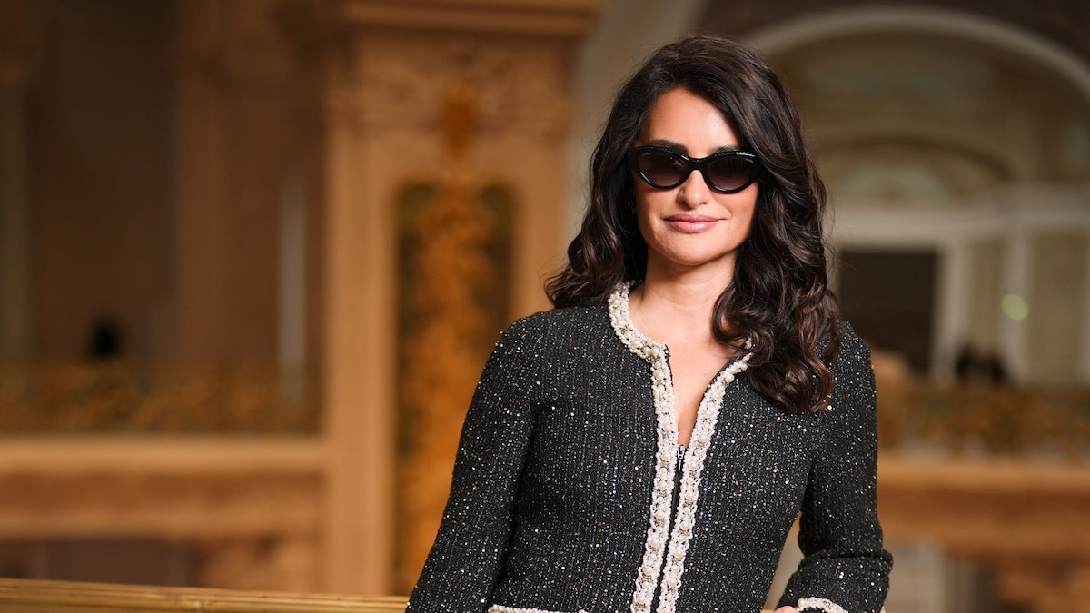 Penélope Cruz introduces Bad Bunny's 'VOY A LLeVARTE PA PR' song during his Puerto Rico residency