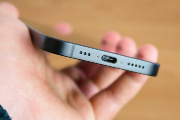 Apple iPhone 16e REVIEW USB C