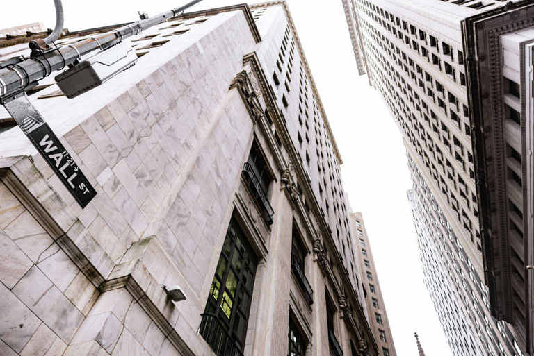 Stock index futures trade lower ahead of more retail earnings, Fed meeting minutes