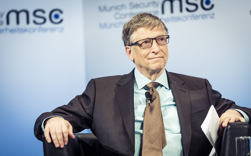 Do you know what phone he uses? Bill Gates? Guess what, he got it from Samsung – Samsung Magazine