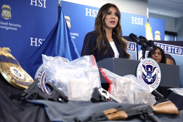 Kristi Noem attacks Illinois leaders at Chicago-area appearance