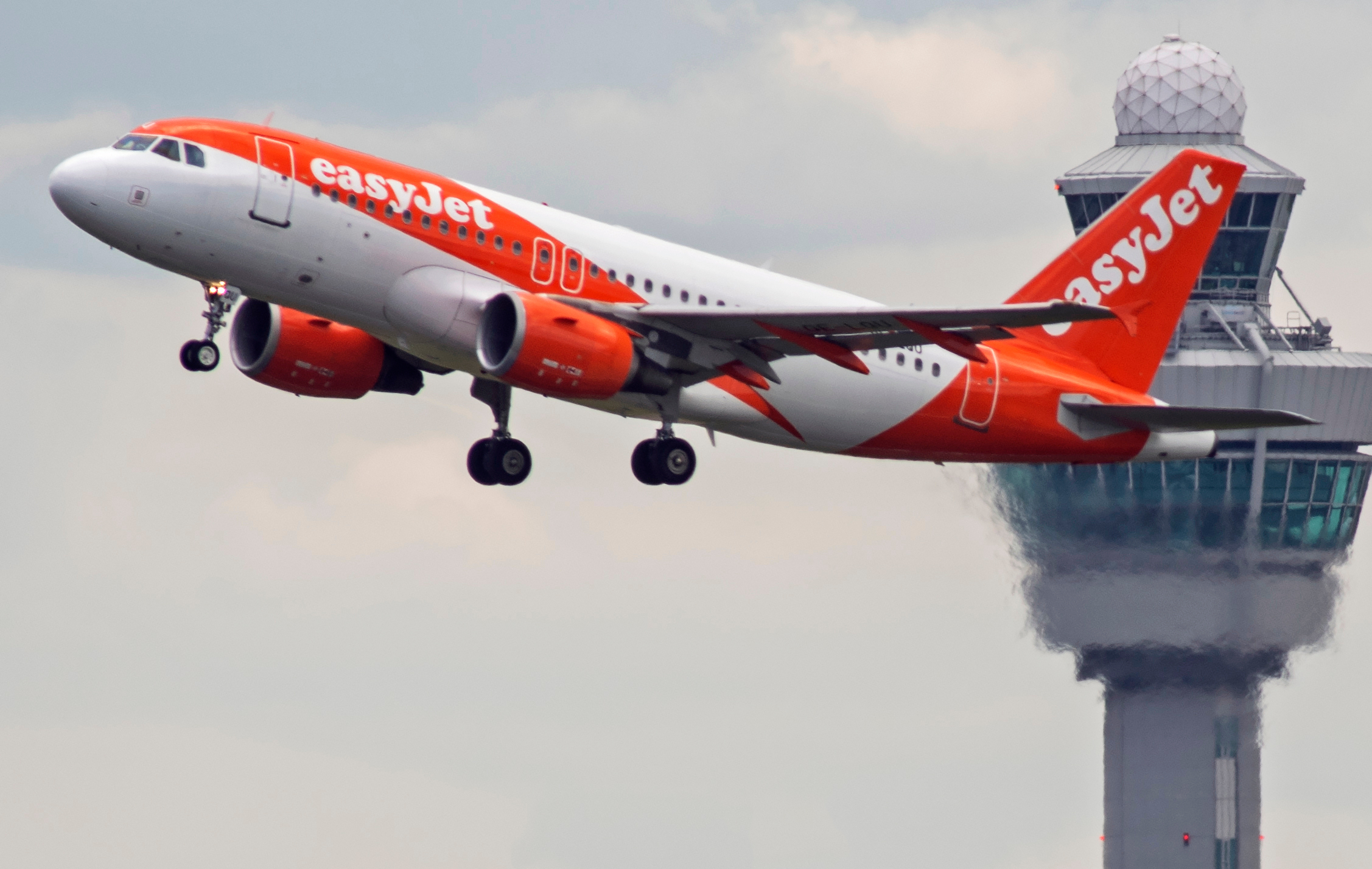 “Promoting pollution”: Low-cost flights up to 26 TIMES cheaper than trains, new report reveals