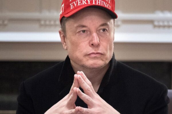 Apple has a new AI problem—this time from Elon Musk