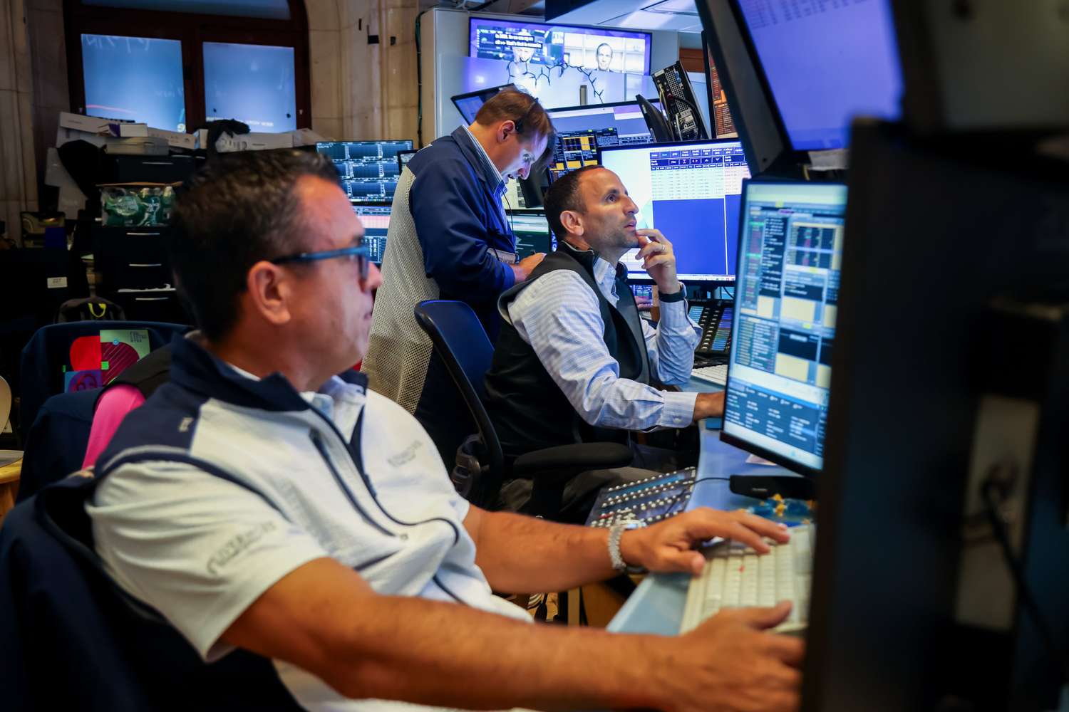 Stocks Surge as Market Rebounds From Sell-Off; Palantir, AMD Shares Jump Ahead of Earnings Reports