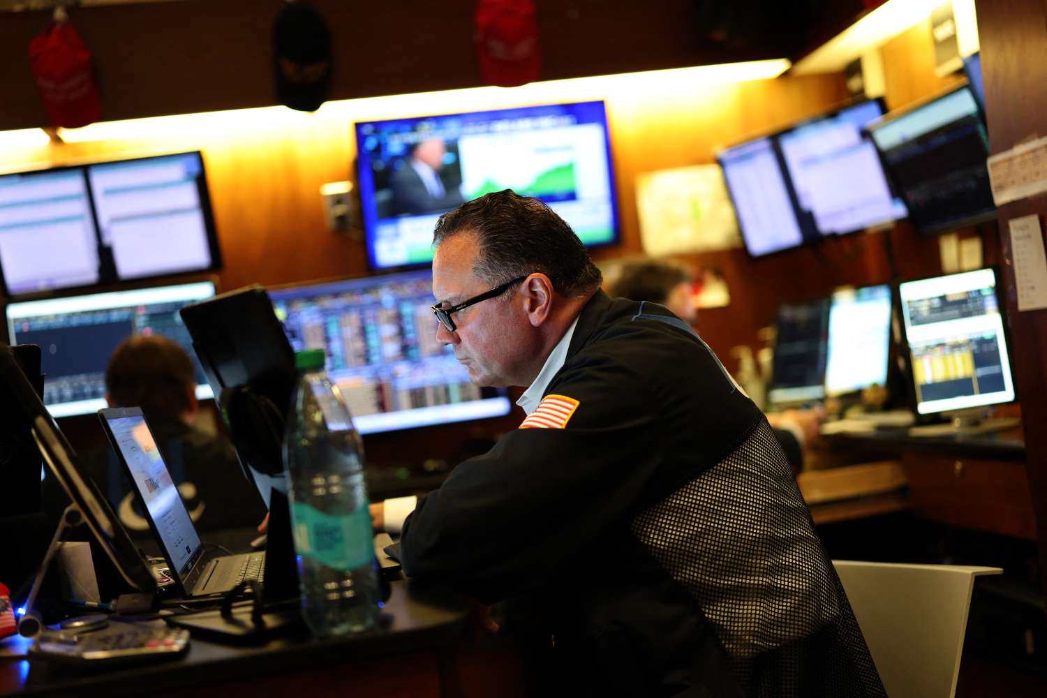 Apple Stock Climbs; Eli Lilly Slumps After Disappointing Trial Results