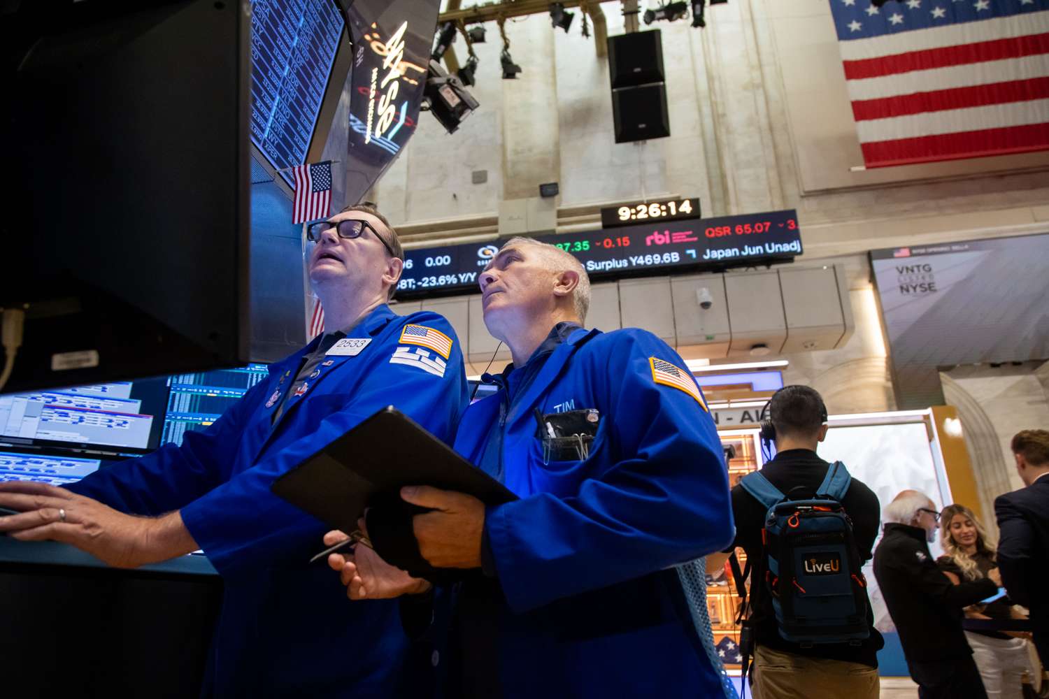 Stocks Rise as Major Indexes on Track to Post Solid Weekly Gains; Apple Extends Rally, Gold at Record High Levels