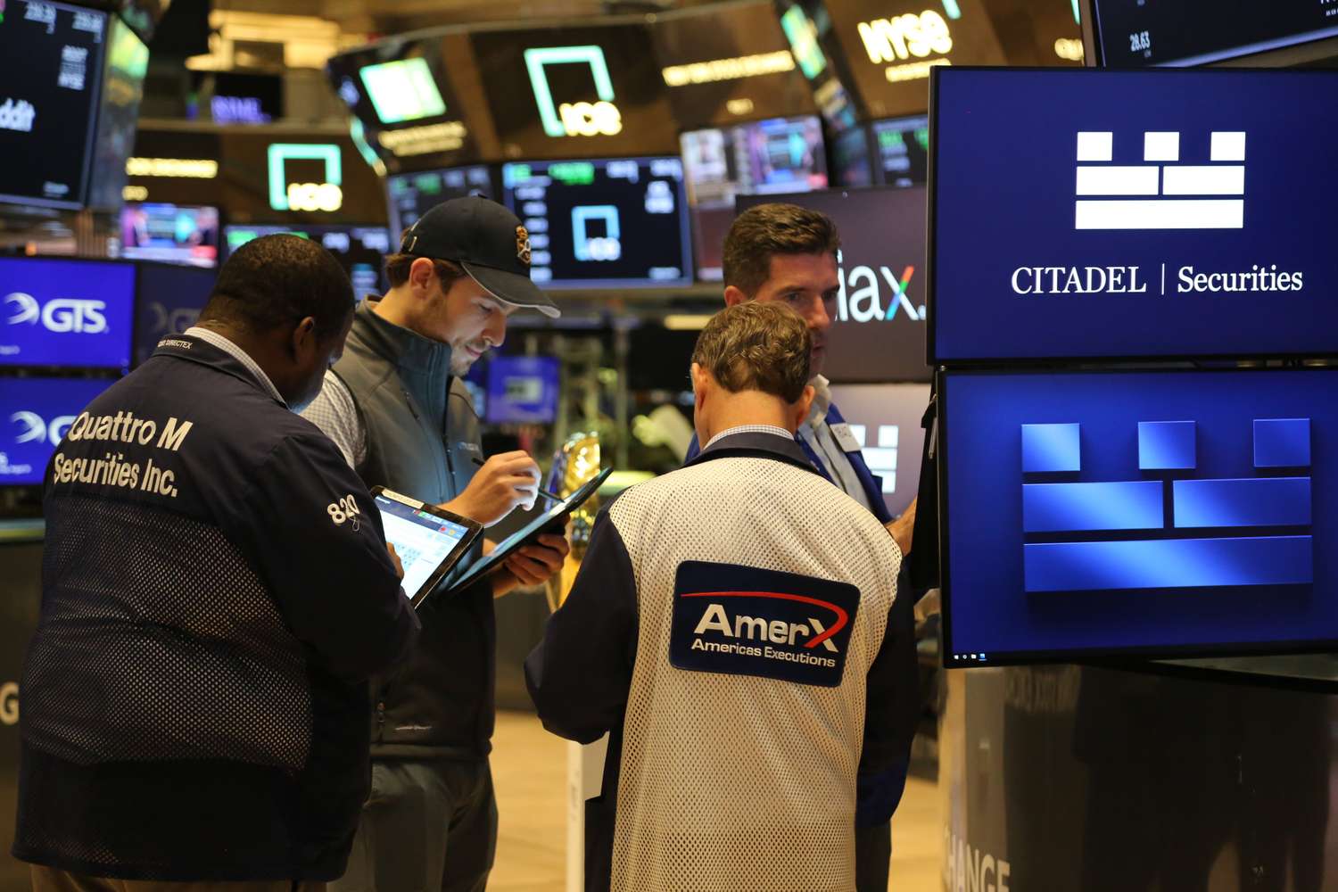 Dow Touches All-Time High, While S&P 500, Nasdaq Tick Lower; Stocks Post Weekly Gains for 2nd Straight Week