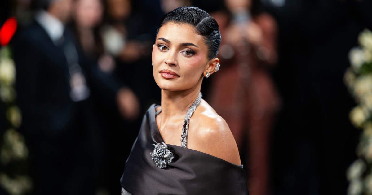 5 Unforgettable Celebrity Wardrobe Mishaps of 2025