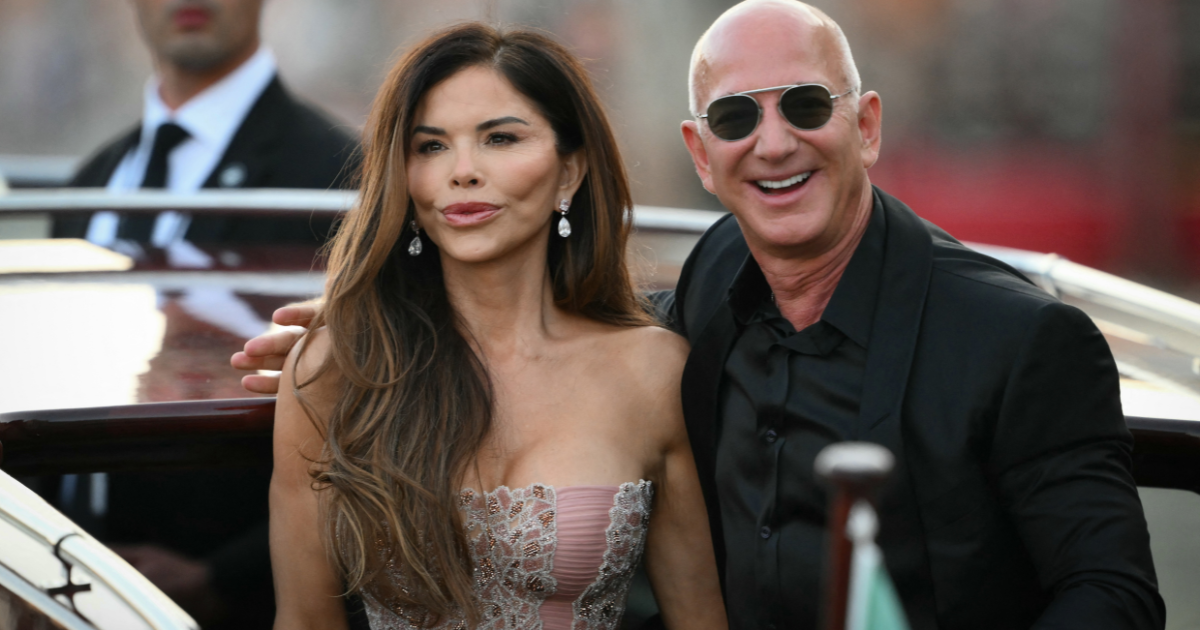 Lauren Sanchez & Jeff Bezos In Complete Party Mood in Ibiza Video
